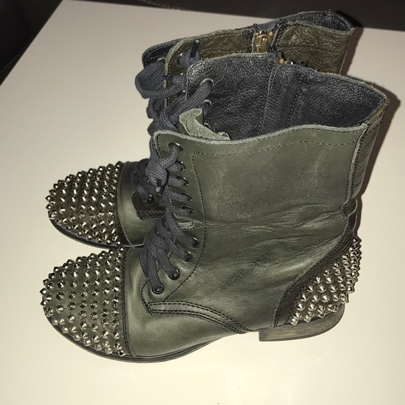 Steve Madden Tarnney boots leather w/ metal studs - Picture 5 of 8